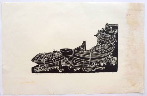 Μαύρη βάρκα στη στεριά