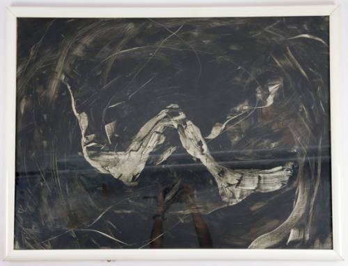 Κορμί σε μαύρο φόντο