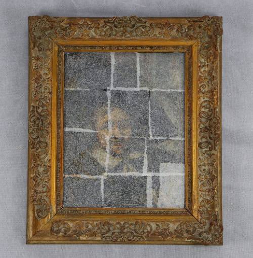 Άνδρας με μαυρο καπέλο και μαύρη φορεσιά