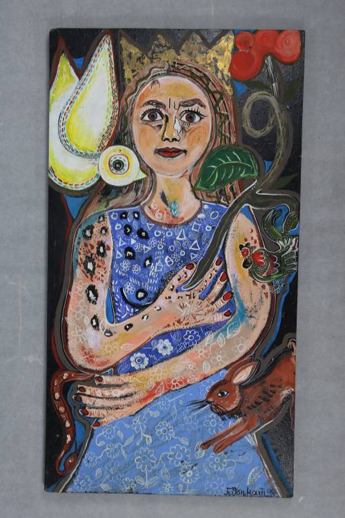 Βασίλισσα της φύσης με άσπρο πουλι, λαγό και ένα κοκκοράκι