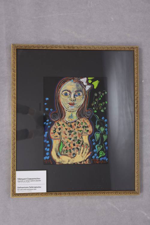 Κοριτσάκι με άσπρο-πράσινο φιογκάκι