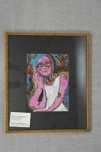 Γυναίκα με άσπρο φόρεμα, μπλε φιόγκο και γυαλιά